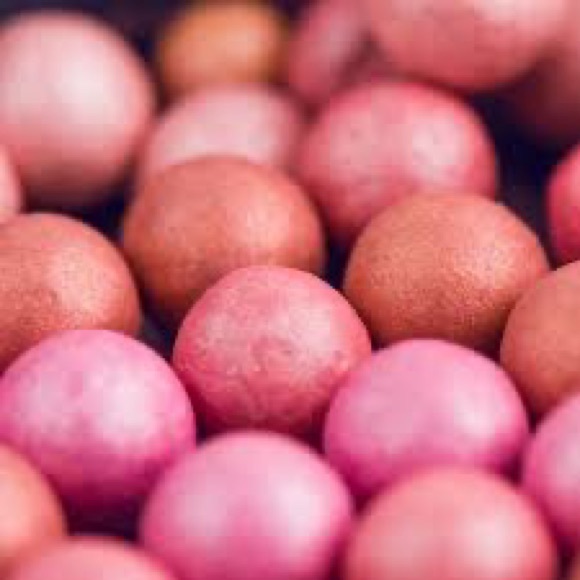 💗blush
🤎4 shades of bronzer
🧡highlighter
🤍will NOT clog your pores - Picture 10 of 10